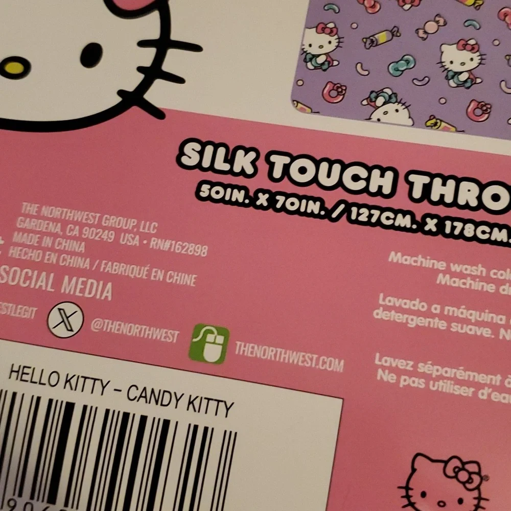 🆕️ CUTE SANRIO HELLO KITTY SILK TOUCH THROW 💜💗